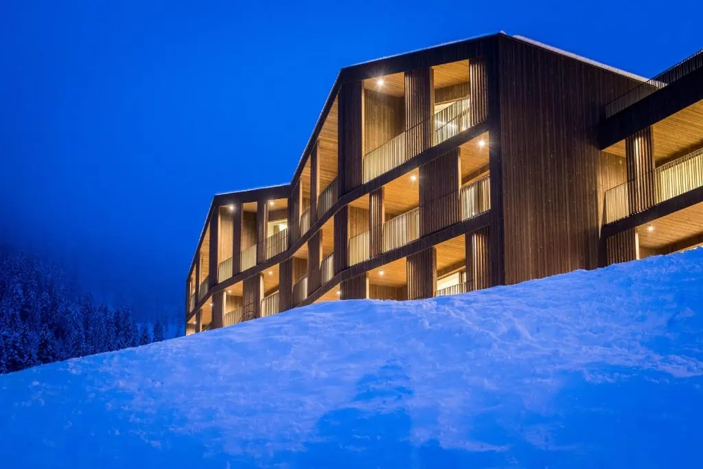 Mountain Residence Montana — отель зимним вечером