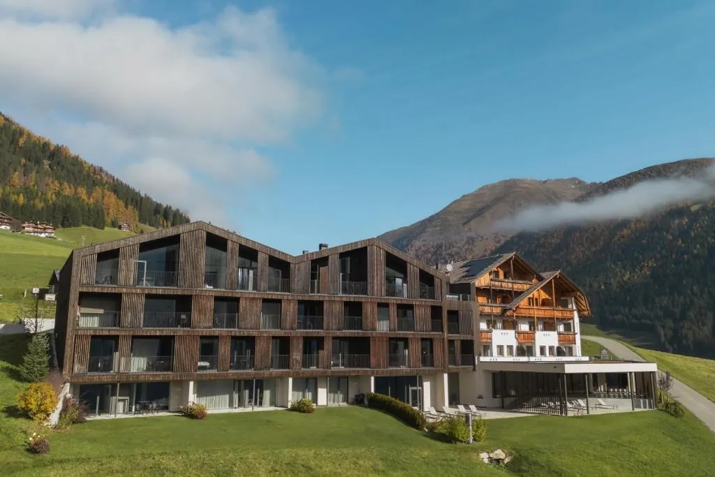 Mountain Residence Montana — отель и Доломиты с высоты