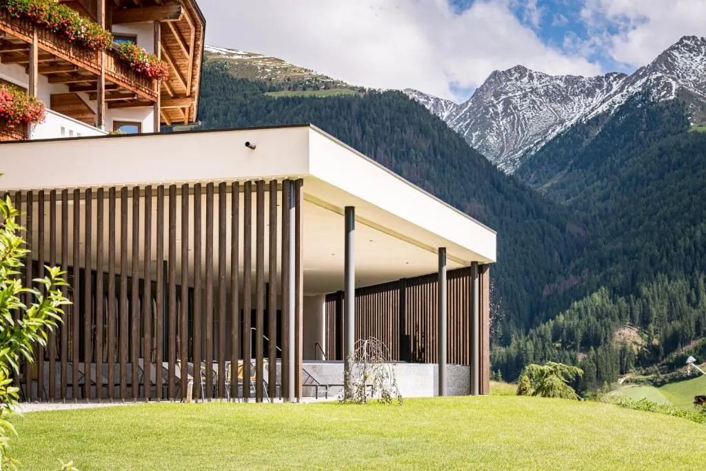 Mountain Residence Montana — отель и спа-крыло на фоне гор