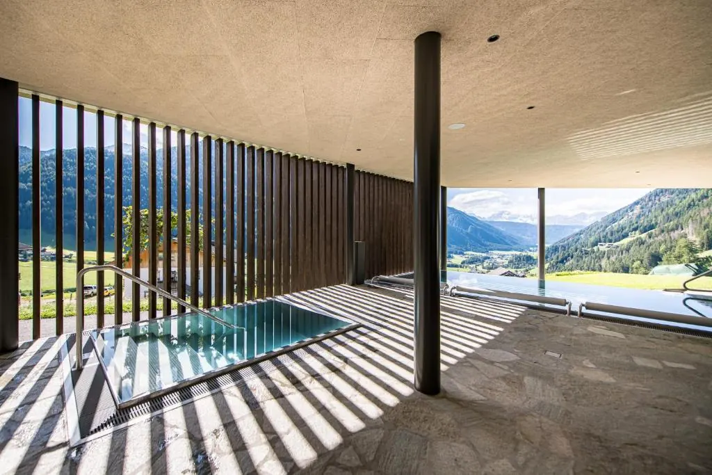 Mountain Residence Montana — крытый бассейн с панорамой на долину
