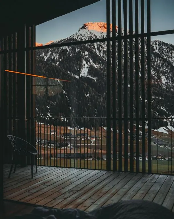 Mountain Residence Montana — вид с балкона на закат в горах
