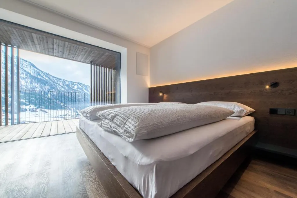Mountain Residence Montana — номер с выходом на заснеженный балкон