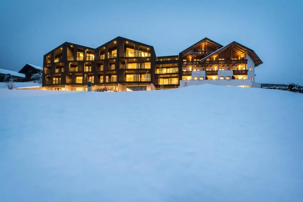 Mountain Residence Montana — отель зимним вечером