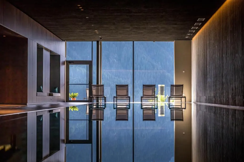 Mountain Residence Montana — зона отдыха у бассейна вечером