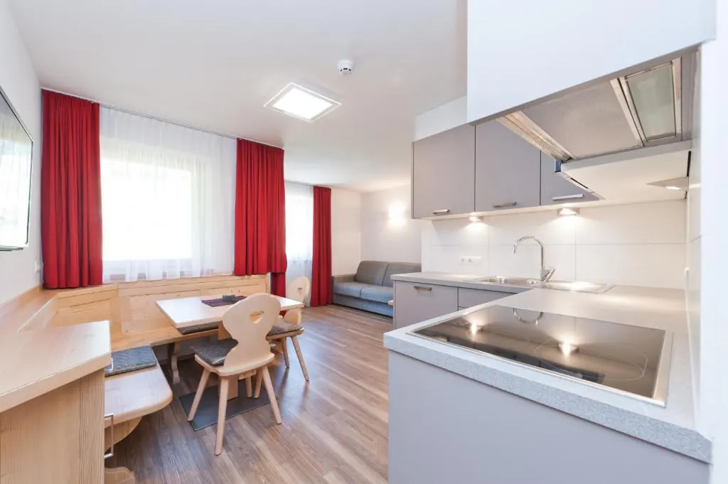 Mountain Residence Montana — апартамент с кухней и гостиной